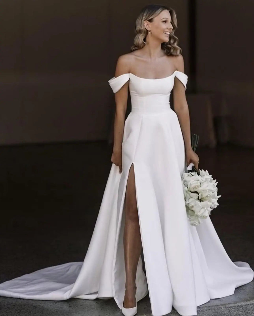 Robes de mariée en satin à épaules dénudées, robes longues avec fente - LA BELLE LIGNEE