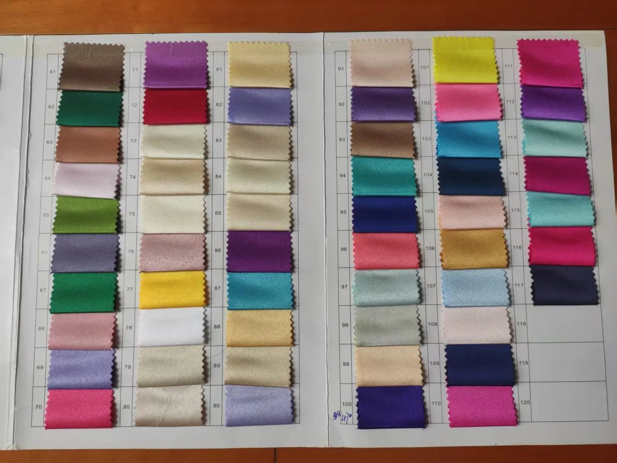 Robe de mariée en satin, coupe trapèze, traîne courte, fente latérale - LA BELLE LIGNEE