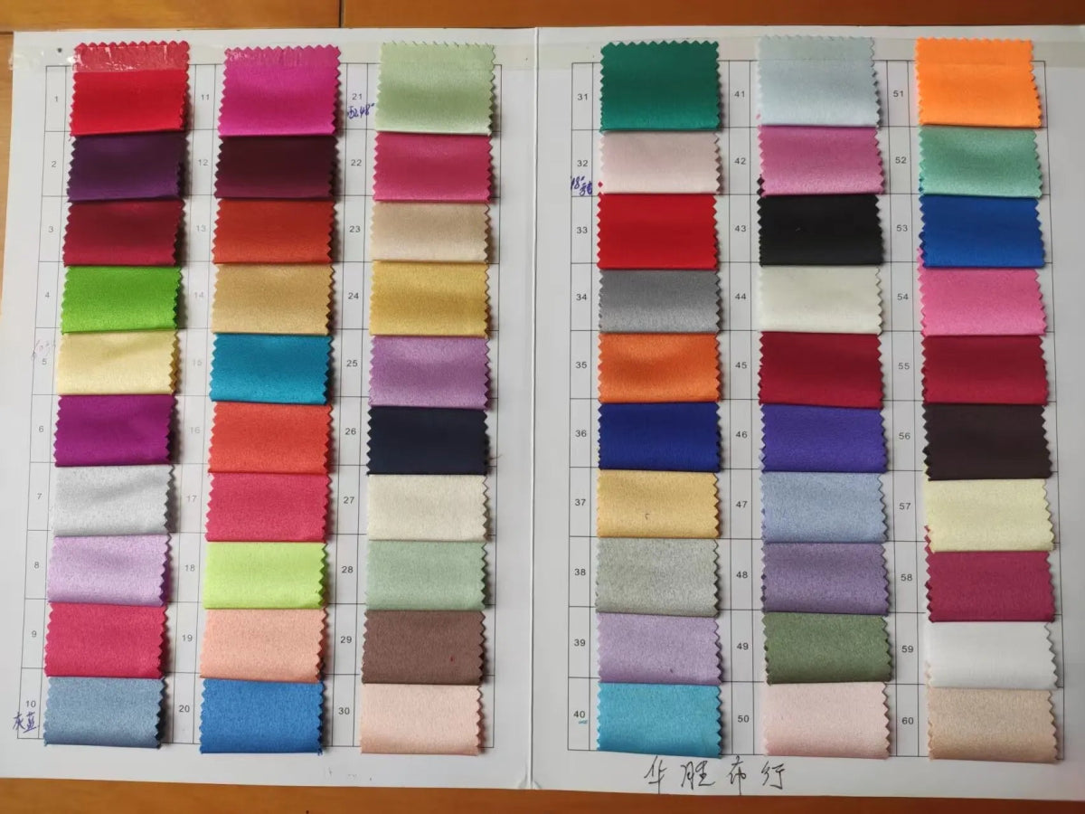 Robe de mariée en satin, coupe trapèze, traîne courte, fente latérale - LA BELLE LIGNEE