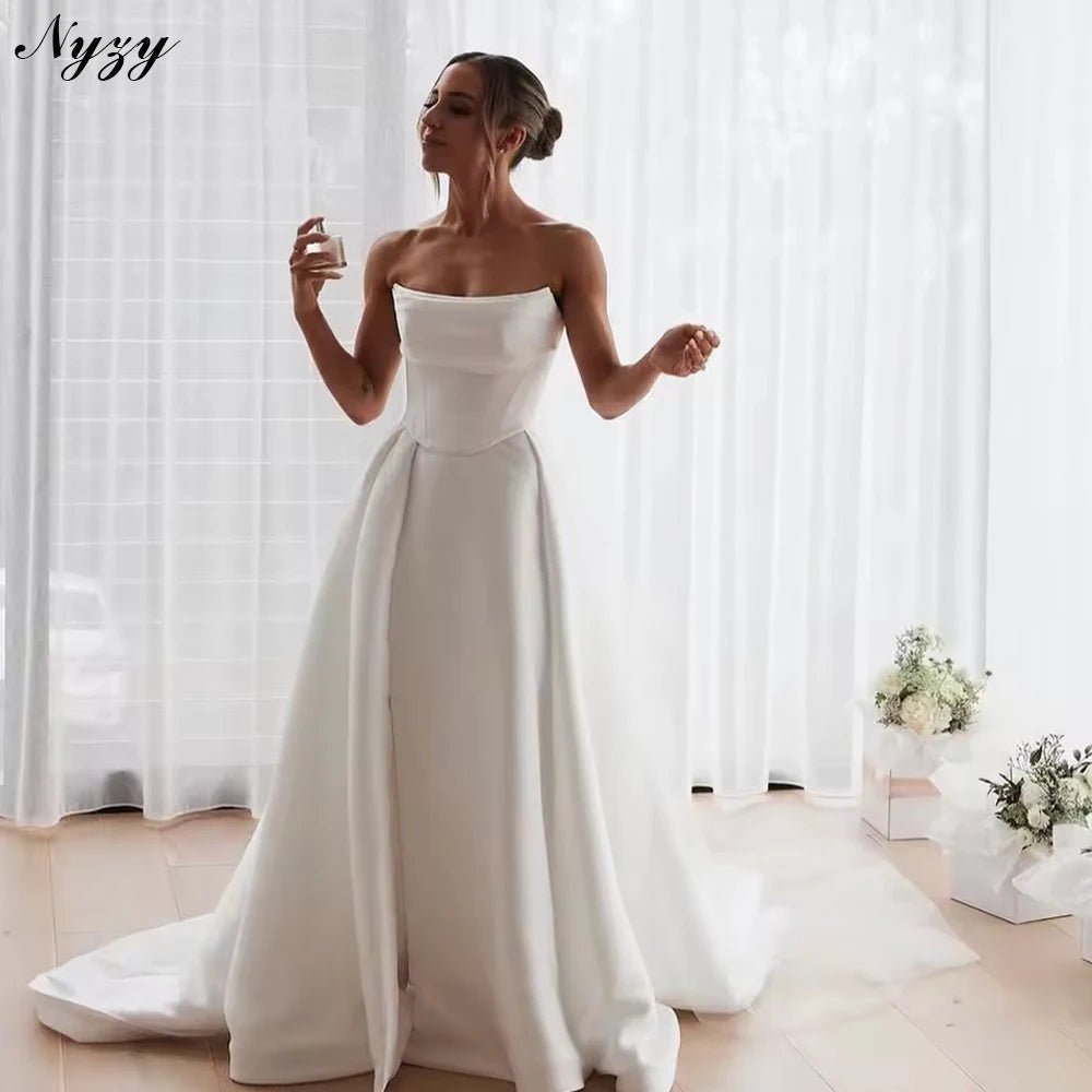 Robe de mariée en satin, coupe trapèze, traîne courte, fente latérale - LA BELLE LIGNEE