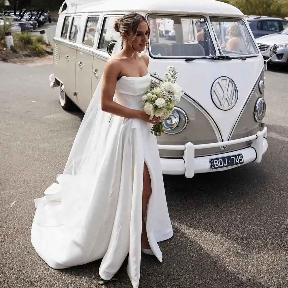 Robe de mariée en satin, coupe trapèze, traîne courte, fente latérale - LA BELLE LIGNEE