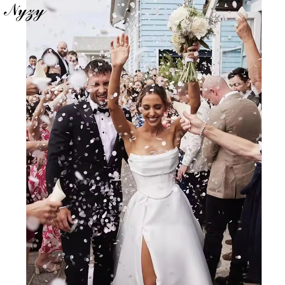 Robe de mariée en satin, coupe trapèze, traîne courte, fente latérale - LA BELLE LIGNEE