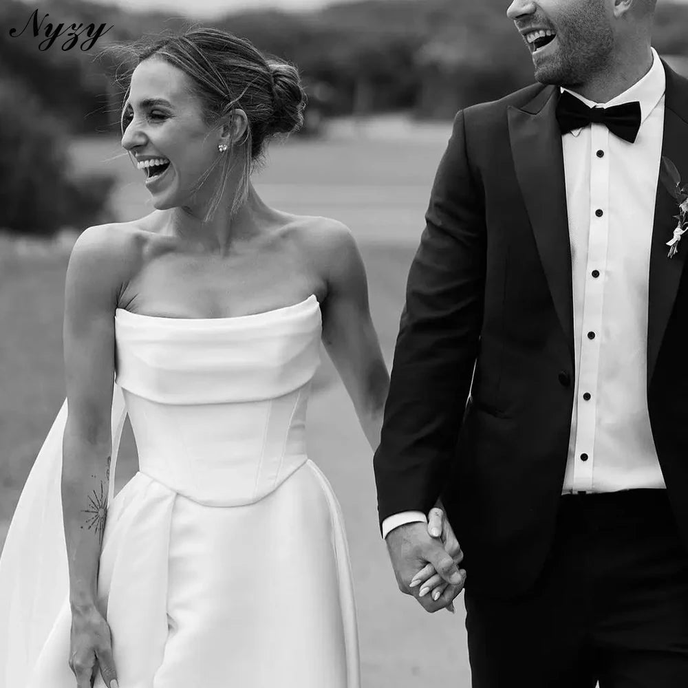 Robe de mariée en satin, coupe trapèze, traîne courte, fente latérale - LA BELLE LIGNEE